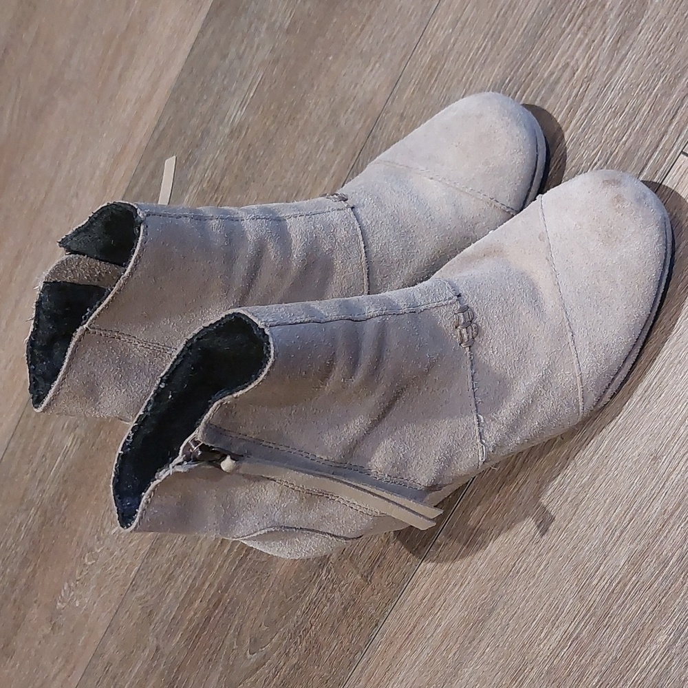 Toms suede wedge booties women's size 7 in light beige